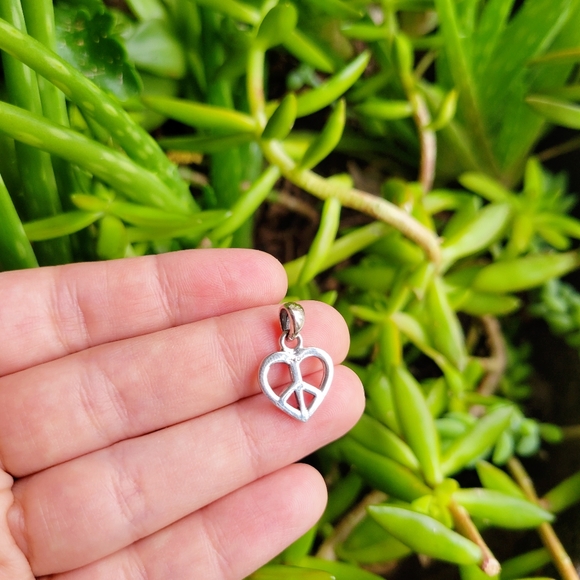 New Solid 925 Sterling Silver Dainty Peace Sign Heart Pendant - Picture 7 of 7